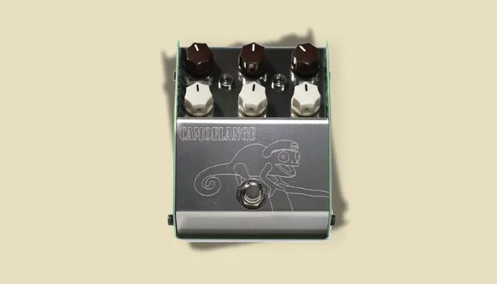 Illustration of a flanger effect, showing the sweeping, jet-like modulation it adds to the guitar signal.