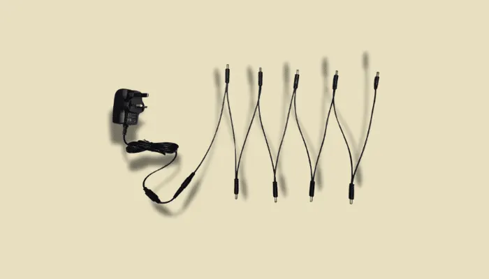 Infographic showing why daisy-chain power can introduce noise into a pedal chain.