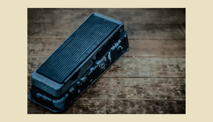 Illustration of a wah pedal, introducing what a wah does and how its filter sweep works.